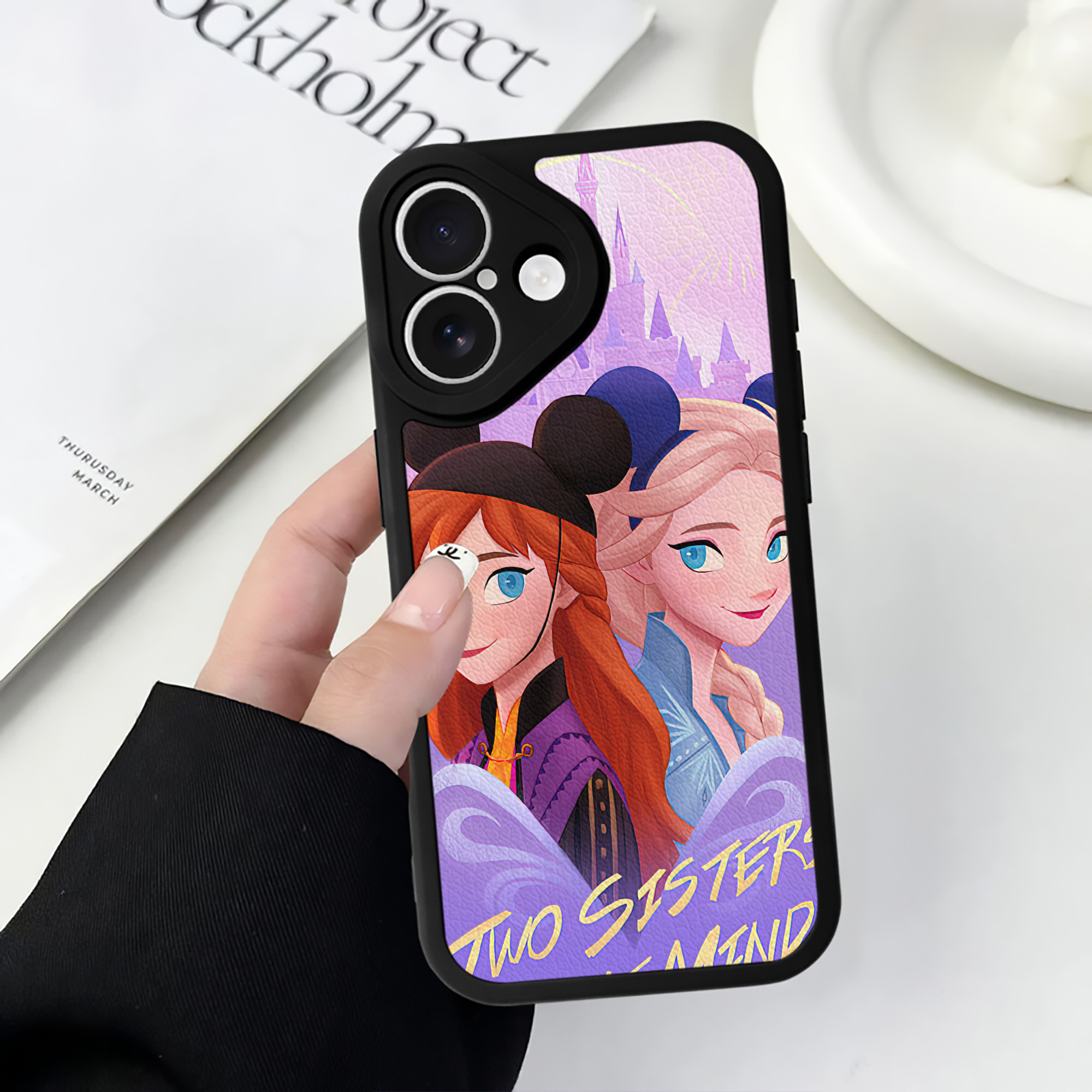 （画像用） アナと雪の女王 アンナ エルサ Frozen Anna Elsa 【iPhone 16シリーズ対応】シリコンスマホケース（レザー調） 材質：シリコン